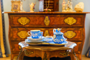 Antiques and decor, a Downtown Franklin, TN Shopping Guide, shop for antiques, furniture, home décor, clothing, jewelry, gifts and more at specialty shops, boutiques and antique malls!