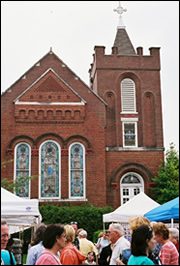 Shopping the Main Street Festival in downtown Franklin, Tennessee, enjoy arts and crafts, vendors, entertainment, great food & drink, and fun for the entire family in historic downtown Franklin. 