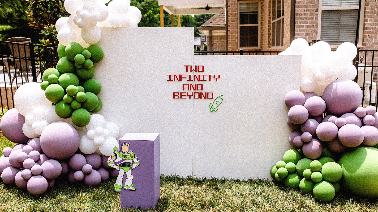 Balloons and Cake Backdrop – Magari Events Nashville.