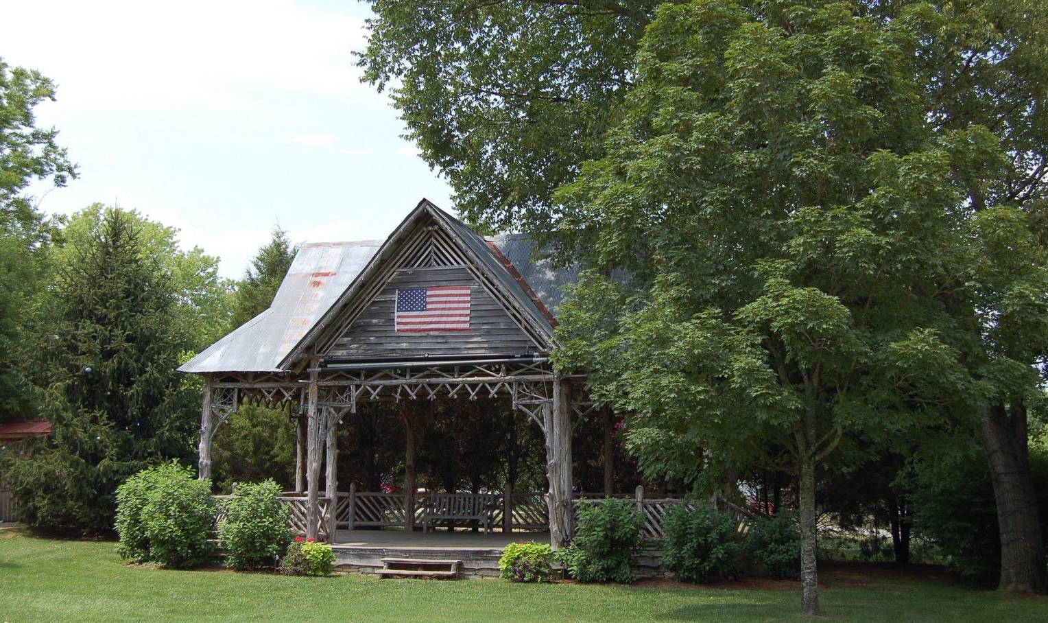Leiper's Fork Lawnchair Theatre TN.