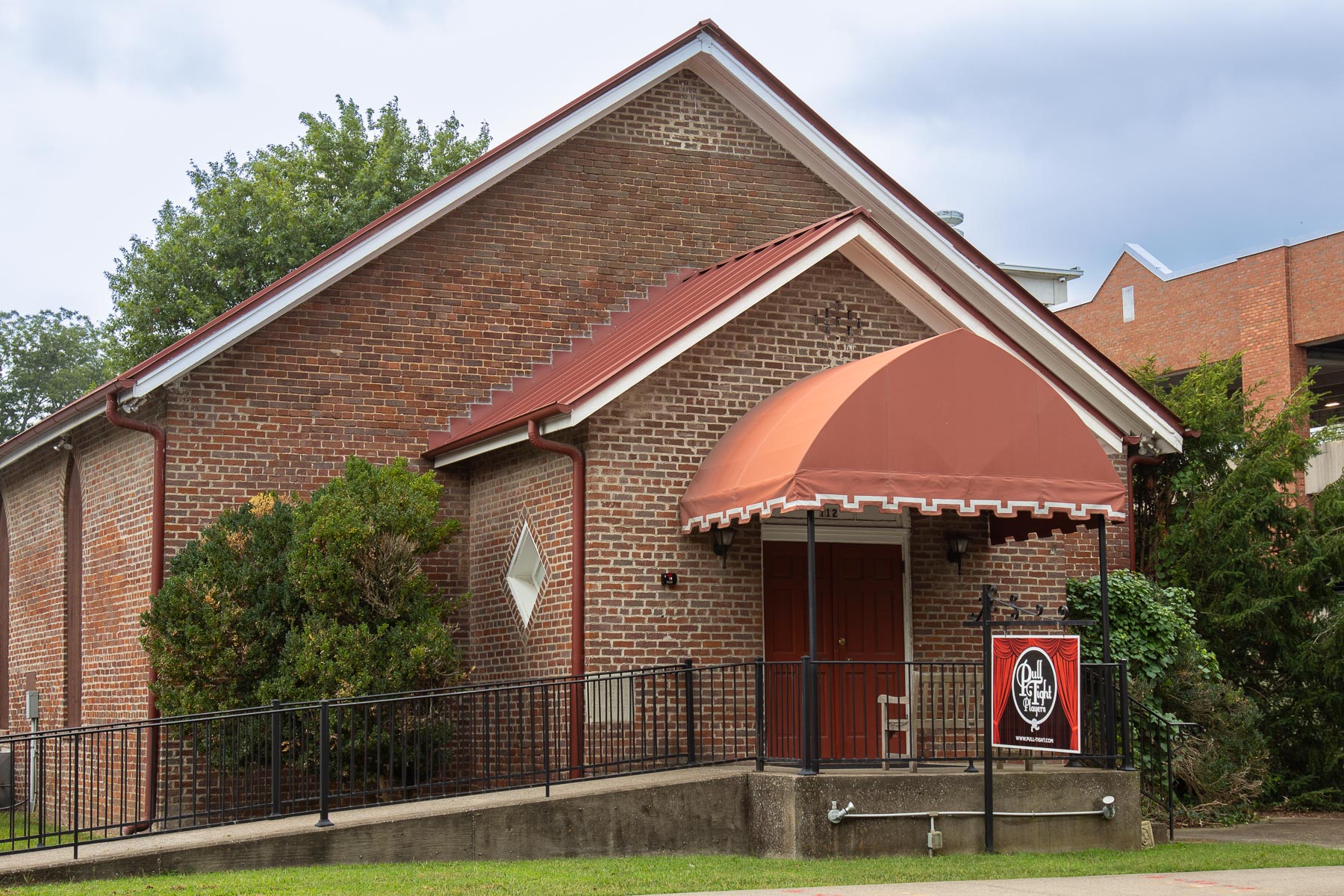 Pull Tight Players Franklin Building