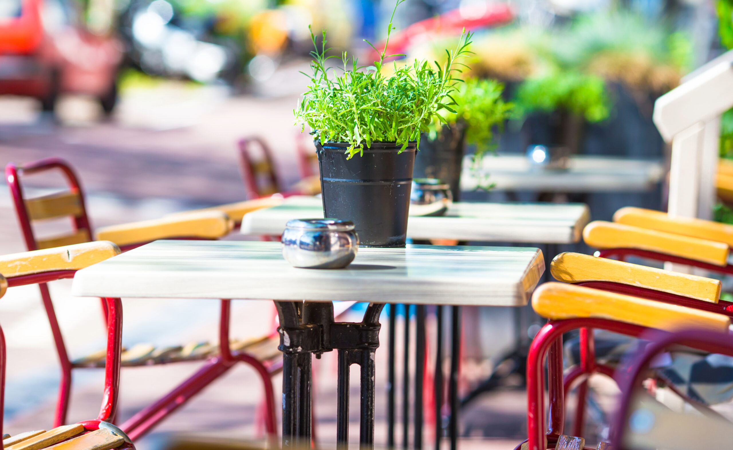 outdoor dining in Franklin Tennessee steet side tables (1)