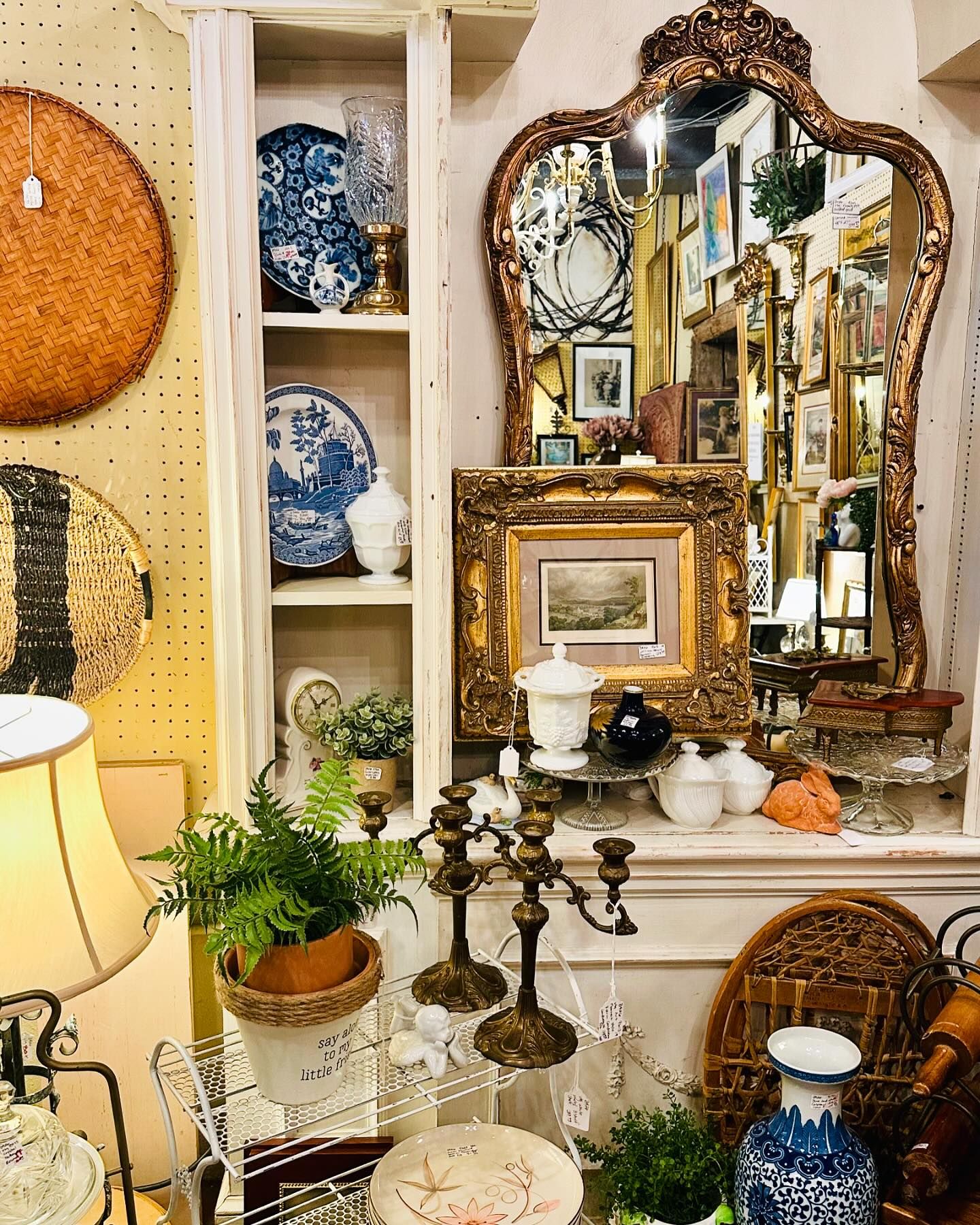 Franklin Antique Mall Downtown Franklin, Tenn._Antiques.