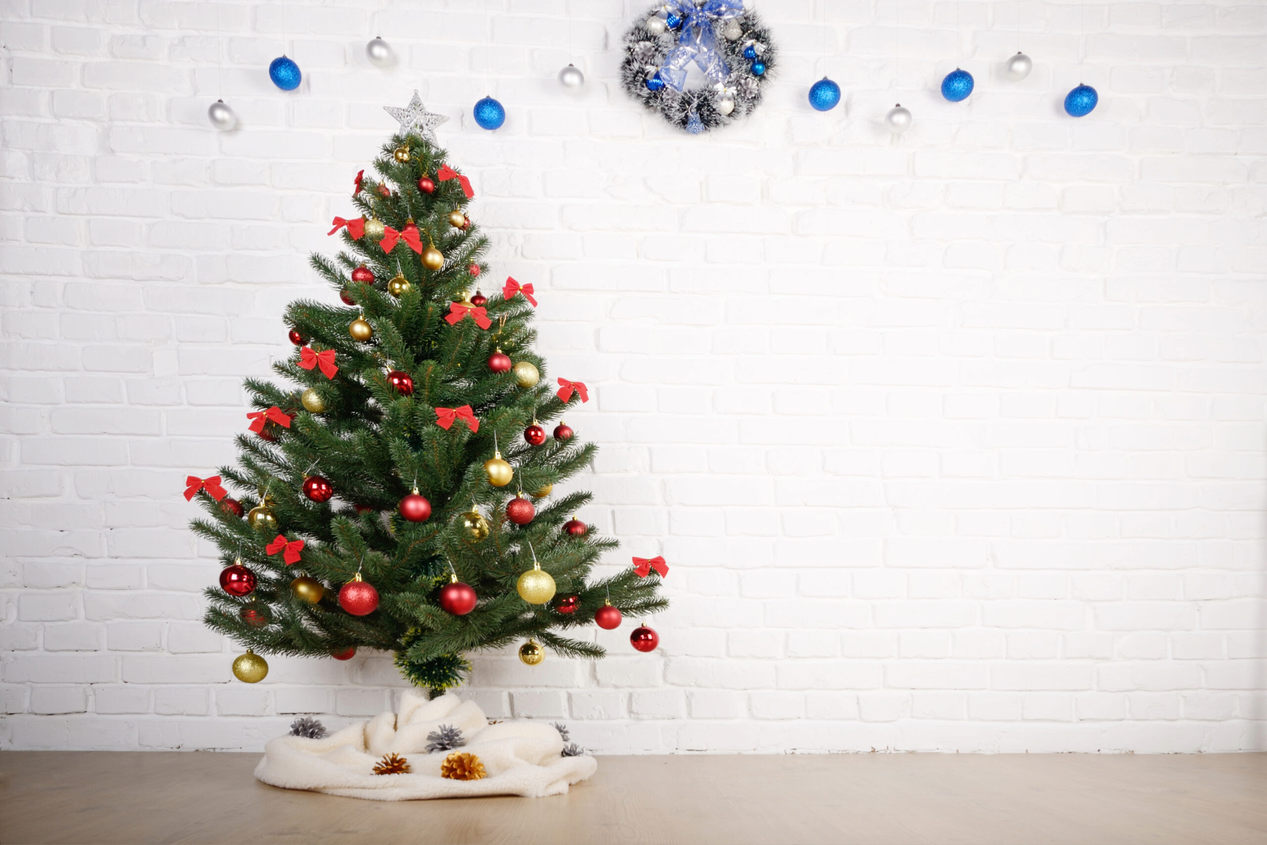 The holiday season is a time for joy, celebration, and traditions, but it also creates a lot of waste. As you wrap up your festivities, consider taking a moment to recycle your holiday items responsibly. From Christmas trees to wrapping paper, many of the items used during the holidays can be recycled or repurposed.! Here's your guide to recycling Christmas materials in Williamson County.