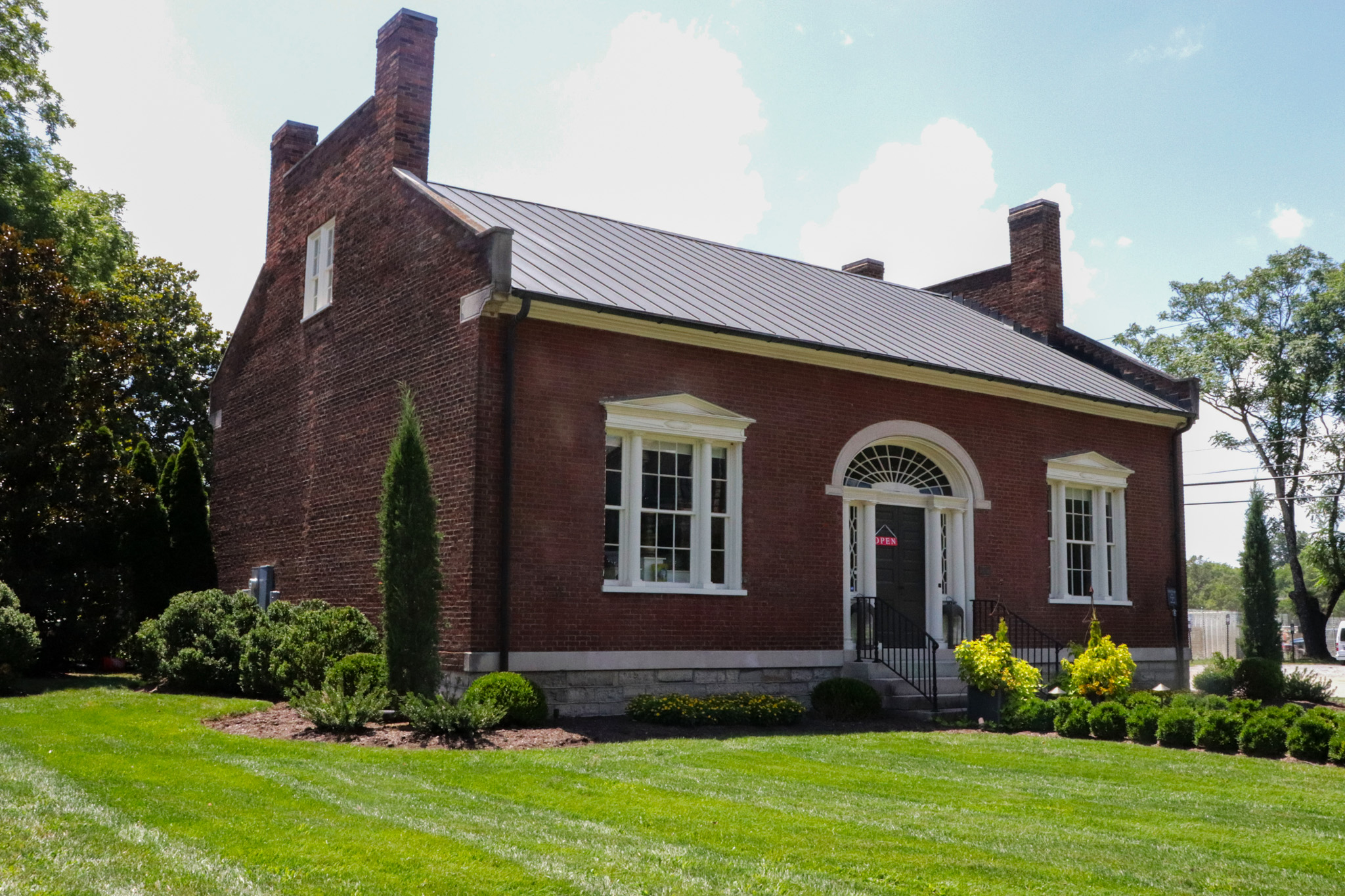 A street view of Gallery 202, an art gallery located in Franklin, Tennessee's Historic Clouston House.