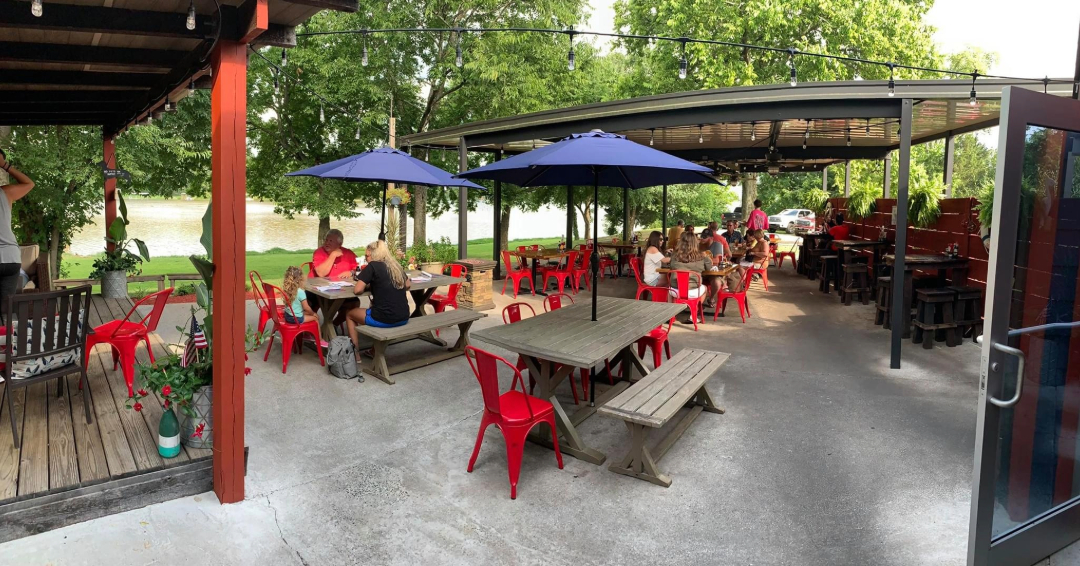 Moby Dicky's Hendersonville, TN dining waterside patio outdoor dining.