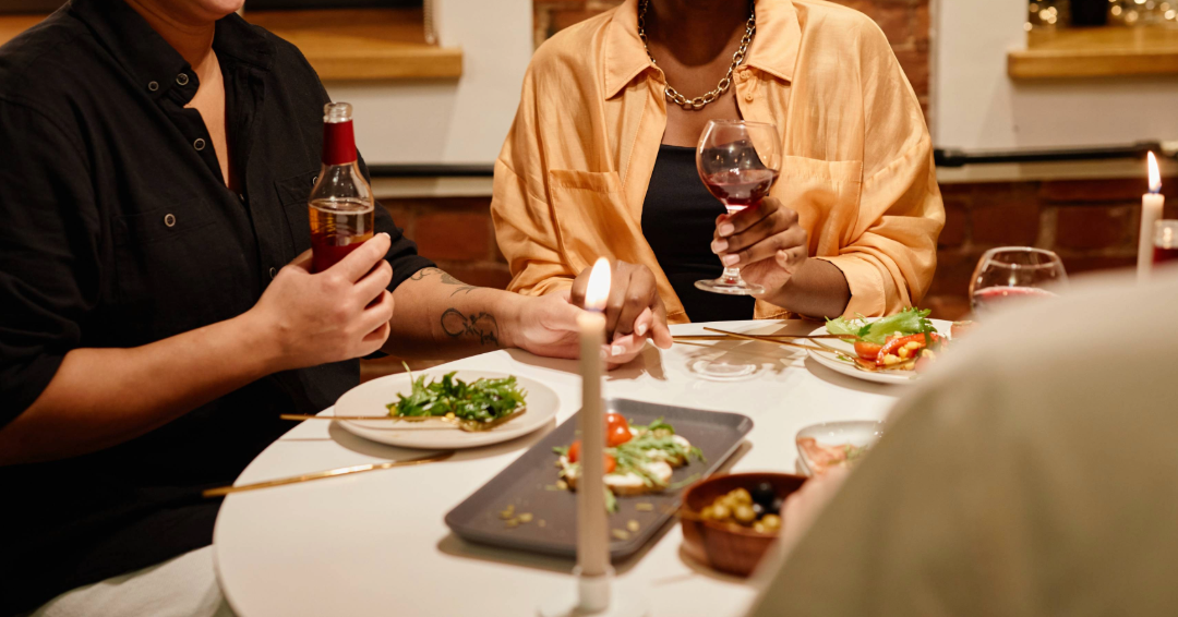 Group of friends dining together, showcasing dining options in Brentwood, Franklin, and Nashville, Tennessee.