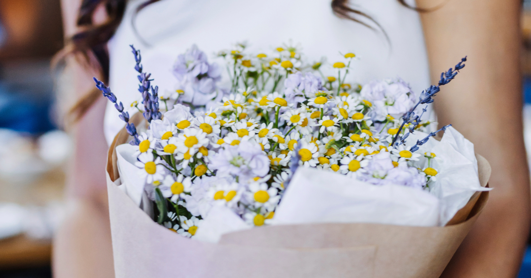 A woman holds a bouquet of flowers, showcasing dating in Williamson County, Tennessee.